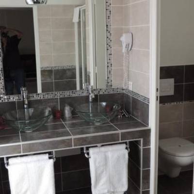 bathroom in hotel in sisteron.jpg